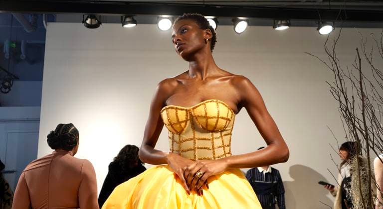 Nyfw-chuks collins fall winter 2025. (new) nyfw-chuks collins fall winter 2025. February 8, 2025, new york, usa: chuks collins presents his collection mycelium whispers the good fungi in collaboration with lush decor and exclusively sold on amazon. The collection invites you to experience a journey of transformation inspired by the regenerative power of mushrooms and the intricate beauty of mycelium networks. Mandatory credit: niyi fote thenews2 (Foto: Niyi Fote Thenews2 imago images) Nyfw-chuks collins fall winter 2025.  Copyright: xNiyixFotex