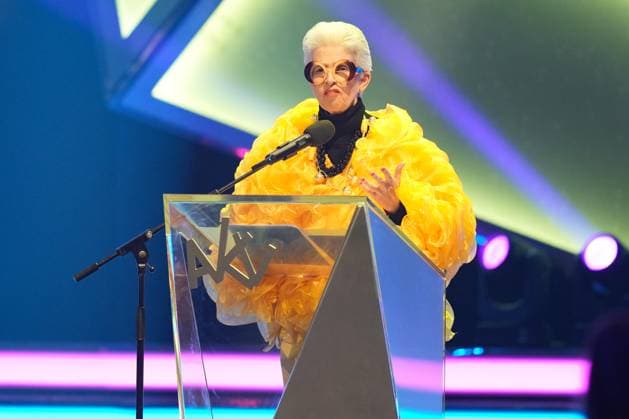 75 Award Ceremony of the Order WIDER DEN TIERISCHEN ERNST in Aachen Marie Agnes Strack Zimmermann as Iris Apfel during her performance at the 75 Award Ceremony of the Order WIDER DEN TIERISCHEN ERNST in the Aachen Eurogress, Aachen, 08 02 2025 Aachen NRW Germany