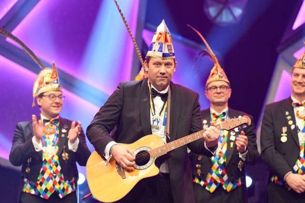 News Bilder des Tages 75. Verleihung des Ordens WIDER DEN TIERISCHEN ERNST in Aachen Lars Klingbeil spielt Gitarre bei der 75. Verleihung des Ordens WIDER DEN TIERISCHEN ERNST im Aachener Eurogress, Aachen, 08.02.2025 Aachen NRW Deutschland *** 75 award ceremony of the order WIDER DEN TIERISCHEN ERNST in Aachen Lars Klingbeil plays guitar at the 75 award ceremony of the order WIDER DEN TIERISCHEN ERNST in the Aachen Eurogress, Aachen, 08 02 2025 Aachen NRW Germany