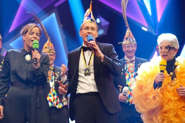 75 award ceremony of the order WIDER DEN TIERISCHEN ERNST in Aachen Mona Neubaur, Daniel Guenther and Marie Agnes Strack Zimmermann sing on stage at the 75 award ceremony of the order WIDER DEN TIERISCHEN ERNST at the Aachen Eurogress, Aachen, 08 02 2025 Aachen NRW Germany
