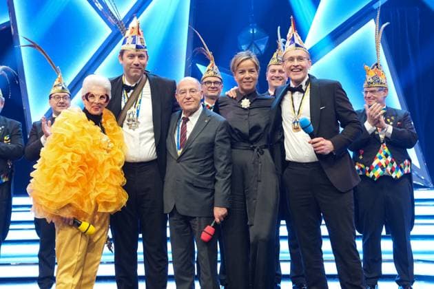 75 Award Ceremony of the Order AGAINST ANIMAL HONESTY in Aachen Group photo Marie Agnes Strack Zimmermann, Lars Klingbeil, Gregor Gysi, Mona Neubaur and Daniel Guenther cheer and sing on stage at the 75 Award Ceremony of the Order AGAINST ANIMAL HONESTY in the Aachen Eurogress, Aachen, 08 02 2025 Aachen NRW Germany