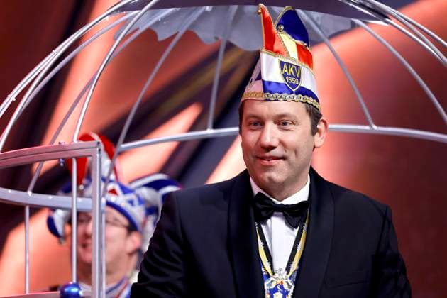 Politician Lars Klingbeil SPD after his speech in the jesters cage as the new knight at the 75th presentation of the Order Against Animal Seriousness by the Aachen Carnival Association AKV in the Eurogress The Aachen Carnival Association wants to honor personalities who demonstrate humour and humanity in office Aachen, 08 02 2025 NRW Germany Copyright: xChristophxHardtx