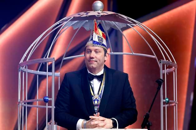 Politician Lars Klingbeil SPD after his speech in the jesters cage as the new knight at the 75th presentation of the Order Against Animal Seriousness by the Aachen Carnival Association AKV in the Eurogress The Aachen Carnival Association wants to honor personalities who demonstrate humour and humanity in office Aachen, 08 02 2025 NRW Germany Copyright: xChristophxHardtx