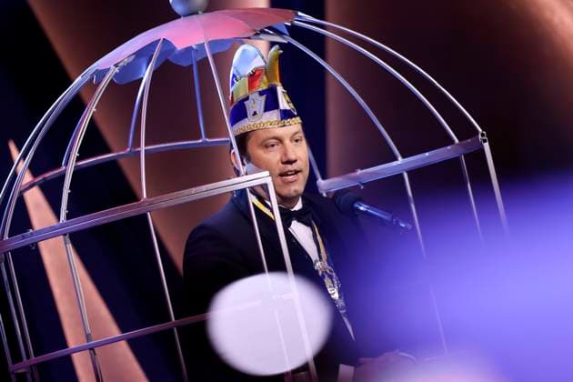Politician Lars Klingbeil SPD during his speech in the jesters cage as the new knight at the 75th presentation of the Order Against Animal Seriousness by the Aachen Carnival Association AKV in the Eurogress The Aachen Carnival Association wants to honor personalities who demonstrate humour and humanity in office Aachen, 08 02 2025 NRW Germany Copyright: xChristophxHardtx