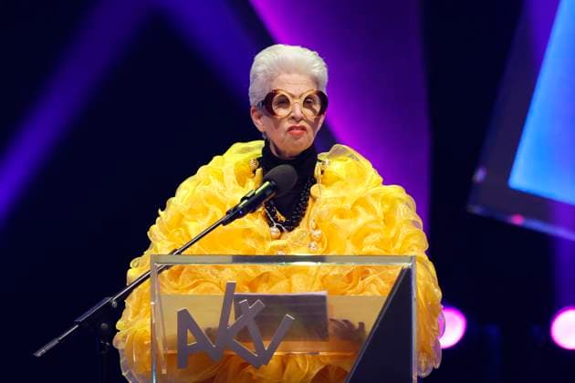 Politikerin Marie-Agnes Strack-Zimmermann (FDP) verkleidet als Iris Apfel bei ihrer Rede bei der 75. Verleihung des Ordens Wider den tierischen Ernst durch den Aachener Karnevalsverein (AKV) im Eurogress. Der Aachener Karnevalsverein will damit Persönlichkeiten ehren, die Humor und Menschlichkeit im Amt beweisen. Aachen, 08.02.2025 NRW Deutschland Copyright: xChristophxHardtx