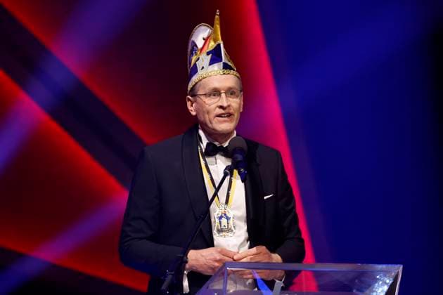 Politiker Daniel Günther (CDU), Ministerpräsident von Schleswig-Holstein, bei seiner Laudatio bei der 75. Verleihung des Ordens Wider den tierischen Ernst durch den Aachener Karnevalsverein (AKV) im Eurogress. Der Aachener Karnevalsverein will damit Persönlichkeiten ehren, die Humor und Menschlichkeit im Amt beweisen. Aachen, 08.02.2025 NRW Deutschland Copyright: xChristophxHardtx
