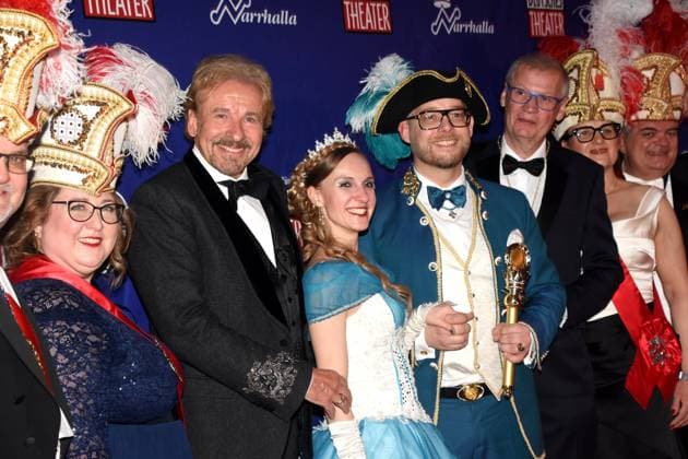 Thomas Gottschalk Moderator Laudator Narrhalla Prinzenpaar Dr Michaela II 37 Christian IV 47 Guenther Jauch Moderator Karl Valentin Orden Prizewinner with Praesidium Munich 08 02 2025 Deutsches Theater Grosser Narrhalla Ball SoirÃ e with presentation of the Karl Valentin Orden to Guenther Jauch, Moderator, Journalist Producer Munich