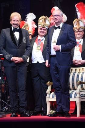 Thomas Gottschalk Presenter Laudator Guenther Grauer Narrhalla President Guenther Jauch Presenter Karl Valentin Medal Award Winner Munich 08 02 2025 German Theater Grand Narrhalla Ball Soirée with Presentation of the Karl Valentin Medal to Guenther Jauch, Presenter, Journalist Producer Munich