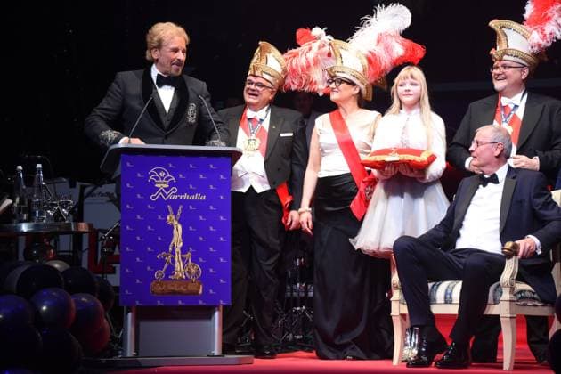 Thomas Gottschalk Presenter Laudator Guenther Grauer President Guenther Jauch Presenter Karl Valentin Order Award Winner Narrhalla President with Gina Erhardt Wiedl Narrhalla Praesidium Munich 08 02 2025 German Theater Grand Narrhalla Ball SoirÃ e with presentation of the Karl Valentin Order to Guenther Jauch, Presenter, Journalist Producer Munich