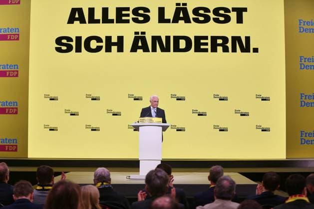 News Bilder des Tages Potsdam, Brandenburg, Deutschland, 09.02.2025: Metropolishalle: Außerordentlicher Bundesparteitag 2025: Wolfgang Kubicki hält eine Rede; hinter ihm steht der Slogan Alles lässt sich ändern. *** Potsdam, Brandenburg, Germany, 09 02 2025 Metropolishalle Extraordinary Federal Party Conference 2025 Wolfgang Kubicki gives a speech backed by the slogan Everything can be changed Copyright: xdtsxNachrichtenagenturx dts_58233