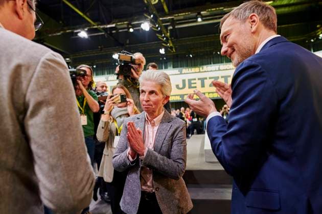 FDP-Sonderparteitag - Makejew + Strack-Zimmermann + Christian Lindner EUR, DEU,Deutschland,Potsdam, 09.02.2025: Nach der Rede des Ukrainischen Botschafters Oleksij Makejew gratuliert Marie-Agnes Strack-Zimmermann in Dankbarkeit und mit gefalteten Händen dem Botschafter, Christian Lindner FDP-Parteivorsitzender gratuliert ebenfalls. Auf dem Bundesparteitag in Babelsberg beschließt die FDP eine Wirtschafts- und Migrationswende. Mit einem Richtungswechsel für Deutschland zieht die FDP in den Bundestagswahlkampf 2025. *** FDP special party conference Makejew Strack Zimmermann Christian Lindner EUR, DEU,Germany,Potsdam, 09 02 2025 After the speech by Ukrainian Ambassador Oleksij Makejew, Marie Agnes Strack Zimmermann congratulates the ambass