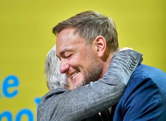 FDP-Sonderparteitag - Strack-Zimmermann + Lindner EUR, DEU,Deutschland,Potsdam, 09.02.2025: v.l.n.r. Marie-Agnes Strack-Zimmermann Vertreterin der Fraktion Renew Europe in herzlicher Umarmung mit Christian Lindner Vorsitzender der FDP. Auf dem Bundesparteitag in Babelsberg beschließt die FDP eine Wirtschafts- und Migrationswende. Mit einem Richtungswechsel für Deutschland zieht die FDP in den Bundestagswahlkampf 2025. *** FDP special party conference Strack Zimmermann Lindner EUR, DEU,Germany,Potsdam, 09 02 2025 f l n r Marie Agnes Strack Zimmermann Representative of the Renew Europe parliamentary group in a warm embrace with Christian Lindner Chairman of the FDP At the federal party conference in Babelsberg, the FDP decides on an econom