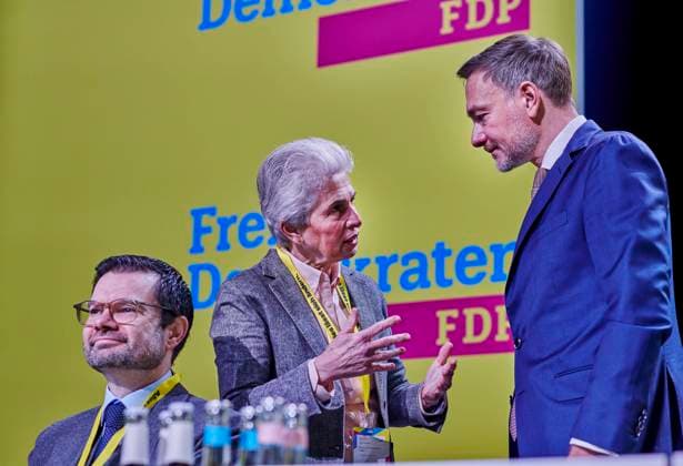 FDP-Sonderparteitag - Buschmann + Strack-Zimmermann + Lindner EUR, DEU,Deutschland,Potsdam, 09.02.2025: v.l.n.r. Marco Buschmann Generalsekretär, Marie-Agnes Strack-Zimmermann Vertreterin der Fraktion Renew Europe und Christian Lindner Vorsitzender der FDP. Auf dem Bundesparteitag in Babelsberg beschließt die FDP eine Wirtschafts- und Migrationswende. Mit einem Richtungswechsel für Deutschland zieht die FDP in den Bundestagswahlkampf 2025. *** FDP special party conference Buschmann Strack Zimmermann Lindner EUR, DEU,Germany,Potsdam, 09 02 2025 from left to right Marco Buschmann Secretary General, Marie Agnes Strack Zimmermann Representative of the Renew Europe Group and Christian Lindner Chairman of the FDP At the federal party conferen