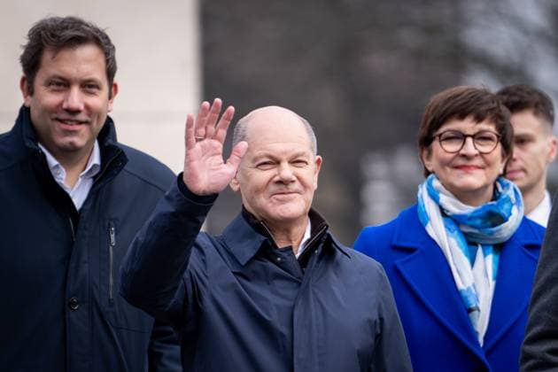 Bildtermin mit Olaf Scholz vor dem Willy-Brandt-Haus in Berlin Lars Klingbeil gemeinsam mit Bundeskanzler Olaf Scholz (winkend) und Saskia Esken auf dem Weg zum gemeinsamen Bildtermin vor dem Willy-Brandt-Haus in Berlin zum anbringen der Mitte-Garantie auf dem Wahlplakat der SPD zur Bundestagswahl mit dem Bundeskanzler, Berlin , 10.02.2025 Berlin Berlin Deutschland