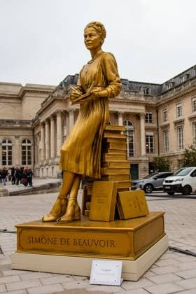 Illustration of the statues of ten famous women, installed near the Alexandre III bridge during the opening ceremony of the Paris 2024 Olympic Games Statue de Simone de Beauvoir Illustration des statues de dix femmes célèbres, installées près du pont Alexandre III lors de la cérémonie douverture des Jeux Olympiques de Paris 2024 Le 16 janvier 2025 Céline Bonnarde Bestimage Illustration of the statues of ten famous women, installed near the Alexandre III bridge during the opening ceremony of the Paris 2024 Olympic Games On January 16, 2025 Paris France  Copyright: xCELINExBONNARDEx xBESTIMAGExCELINExBONNARDEx xBESTIMAGEx