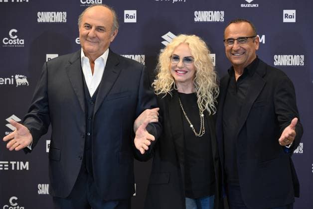 February 10, 2025, Sanremo, ITALY: Sanremo Festival host and artistic director Carlo Conti (R) and co-hosts and Italian presenters Antonella Clerici (C) and Gerry Scotti (L) pose during a photocall on the occasion of the 75th Sanremo Italian Song Festival, in Sanremo, Italy, 10 February 2025. The music festival will run from 11 to 15 February 2025. ANSA ETTORE FERRARI Sanremo ITALY  - ZUMAa110 20250210_zaf_a110_050 Copyright: xEttorexFerrarix
