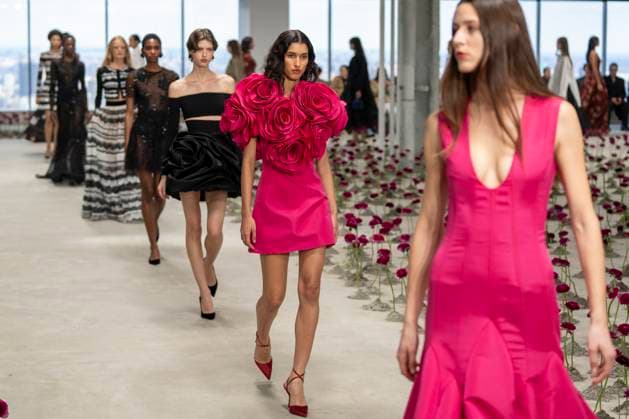 A model wears Carolina Herrera clothing, designed by Wes Gordon during Fashion Week in New York, United States, 10 February 2025. Designer Wes Gordon presents his new collection in New York !ACHTUNG: NUR REDAKTIONELLE NUTZUNG!  Copyright: xAngelxColmenaresx AME8940 20250210-55015958315_1