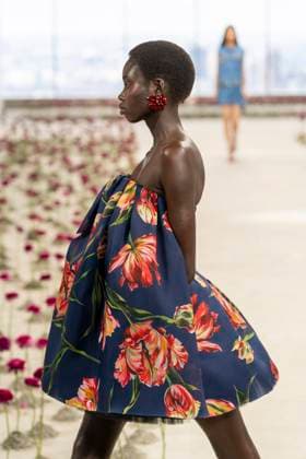 A model wears Carolina Herrera clothing, designed by Wes Gordon during Fashion Week in New York, United States, 10 February 2025. Designer Wes Gordon presents his new collection in New York !ACHTUNG: NUR REDAKTIONELLE NUTZUNG!  Copyright: xAngelxColmenaresx AME8931 20250210-55015958317_1