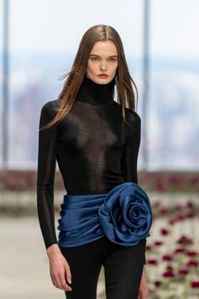 A model wears Carolina Herrera clothing, designed by Wes Gordon during Fashion Week in New York, United States, 10 February 2025. Designer Wes Gordon presents his new collection in New York !ACHTUNG: NUR REDAKTIONELLE NUTZUNG!  Copyright: xAngelxColmenaresx AME8910 20250210-55015958318_1