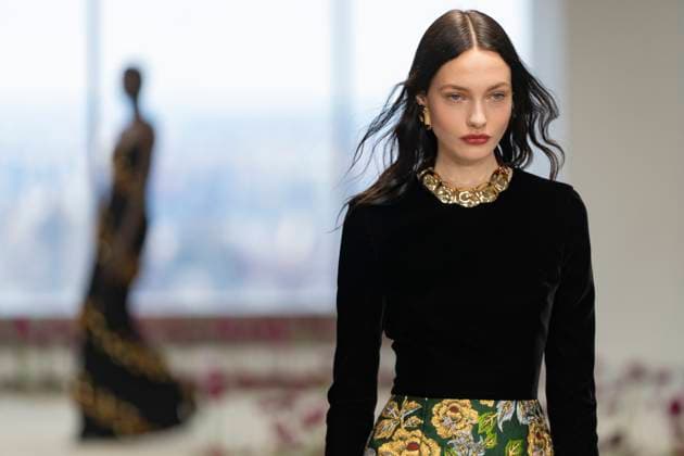 A model wears Carolina Herrera clothing, designed by Wes Gordon during Fashion Week in New York, United States, 10 February 2025. Designer Wes Gordon presents his new collection in New York !ACHTUNG: NUR REDAKTIONELLE NUTZUNG!  Copyright: xAngelxColmenaresx AME8916 20250210-55015958337_1
