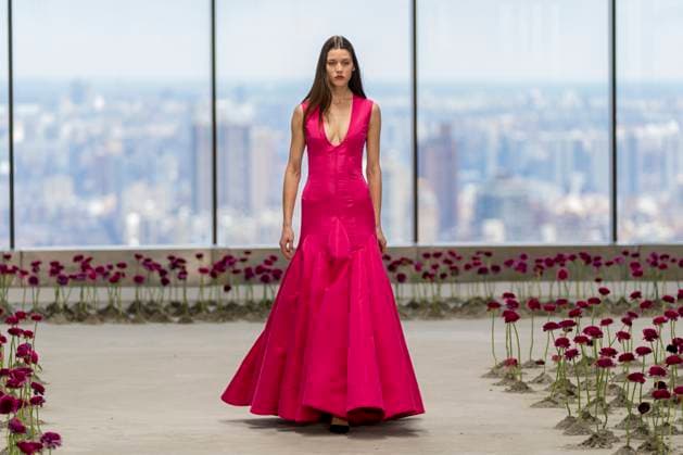 A model wears Carolina Herrera clothing, designed by Wes Gordon during Fashion Week in New York, United States, 10 February 2025. Designer Wes Gordon presents his new collection in New York !ACHTUNG: NUR REDAKTIONELLE NUTZUNG!  Copyright: xAngelxColmenaresx AME8937 20250210-55015958343_1