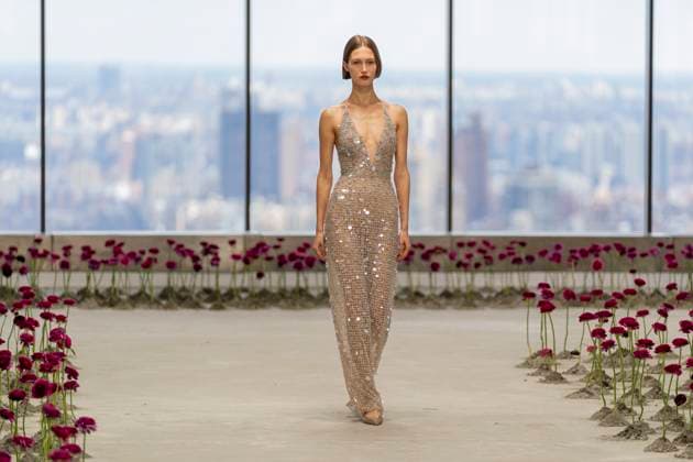 A model wears Carolina Herrera clothing, designed by Wes Gordon during Fashion Week in New York, United States, 10 February 2025. Designer Wes Gordon presents his new collection in New York !ACHTUNG: NUR REDAKTIONELLE NUTZUNG!  Copyright: xAngelxColmenaresx AME8933 20250210-55015958352_1