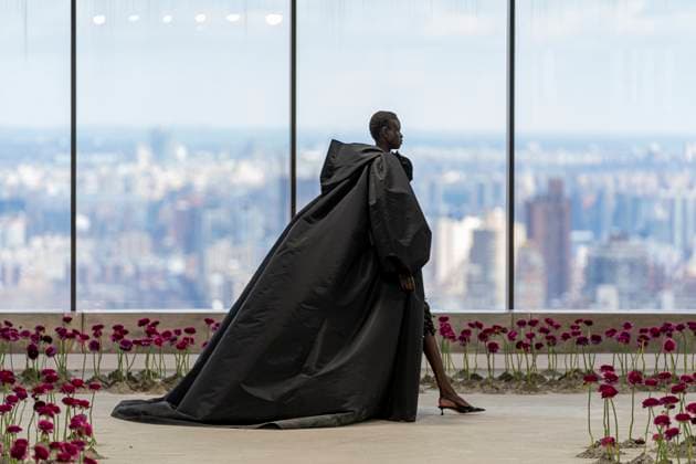 A model wears Carolina Herrera clothing, designed by Wes Gordon during Fashion Week in New York, United States, 10 February 2025. Designer Wes Gordon presents his new collection in New York !ACHTUNG: NUR REDAKTIONELLE NUTZUNG!  Copyright: xAngelxColmenaresx AME8939 20250210-55015958361_1