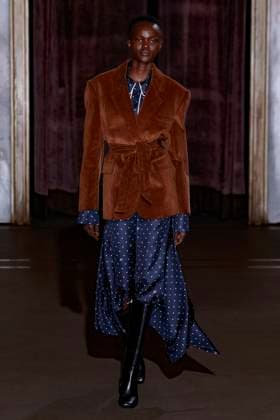 Défilé de mode Monse collection automne hiver 2025 2026 lors de la Fashion Week de New York Model on the runway at the MOnse Fall RTW 2025 fashion show as part of New York Fashion Week on February 09, 2025 in New York, New York New York Etats Unis  Copyright: xAgencex xBestimagexAgencex xBestimagex