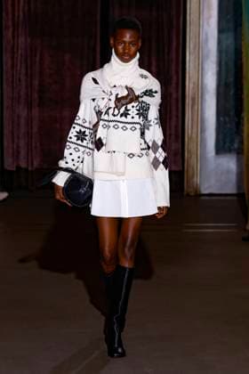 Défilé de mode Monse collection automne hiver 2025 2026 lors de la Fashion Week de New York Model on the runway at the MOnse Fall RTW 2025 fashion show as part of New York Fashion Week on February 09, 2025 in New York, New York New York Etats Unis  Copyright: xAgencex xBestimagexAgencex xBestimagex