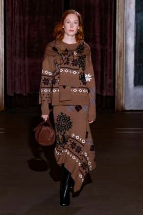 Défilé de mode Monse collection automne hiver 2025 2026 lors de la Fashion Week de New York Model on the runway at the MOnse Fall RTW 2025 fashion show as part of New York Fashion Week on February 09, 2025 in New York, New York New York Etats Unis  Copyright: xAgencex xBestimagexAgencex xBestimagex