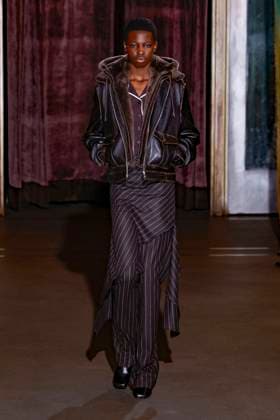 Défilé de mode Monse collection automne hiver 2025 2026 lors de la Fashion Week de New York Model on the runway at the MOnse Fall RTW 2025 fashion show as part of New York Fashion Week on February 09, 2025 in New York, New York New York Etats Unis  Copyright: xAgencex xBestimagexAgencex xBestimagex