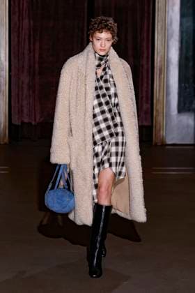Défilé de mode Monse collection automne hiver 2025 2026 lors de la Fashion Week de New York Model on the runway at the MOnse Fall RTW 2025 fashion show as part of New York Fashion Week on February 09, 2025 in New York, New York New York Etats Unis  Copyright: xAgencex xBestimagexAgencex xBestimagex