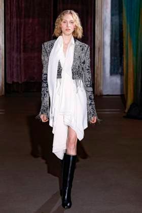 Défilé de mode Monse collection automne hiver 2025 2026 lors de la Fashion Week de New York Model on the runway at the MOnse Fall RTW 2025 fashion show as part of New York Fashion Week on February 09, 2025 in New York, New York New York Etats Unis  Copyright: xAgencex xBestimagexAgencex xBestimagex