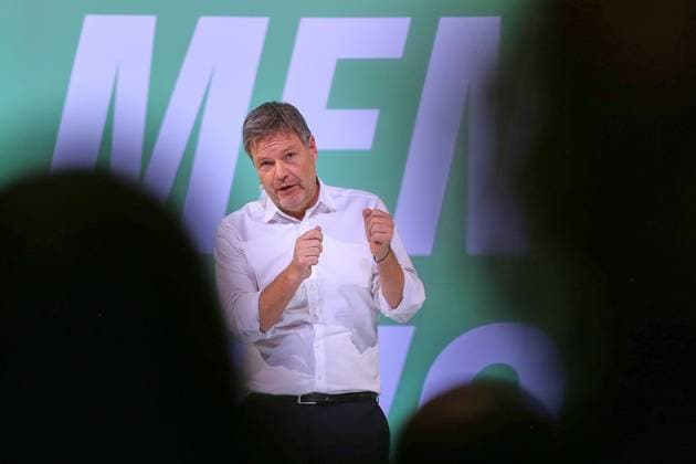 News Themen der Woche KW07 News Bilder des Tages Halle (Saale), Sachsen-Anhalt, Deutschland, 10.02.2025: Händelhalle: Wahlkampfveranstaltung von Bündnis90 Die Grünen: Bundesminister für Wirtschaft und Klimaschutz Robert Habeck (Bündnis90 Die Grünen) steht auf der Bühne *** Halle Saale , Saxony-Anhalt, Germany, 10 02 2025 Händelhalle Election campaign event by Bündnis90 Die Grünen Federal Minister for Economic Affairs and Climate Protection Robert Habeck Bündnis90 Die Grünen is on stage Copyright: xdtsxNachrichtenagenturx dts_58337