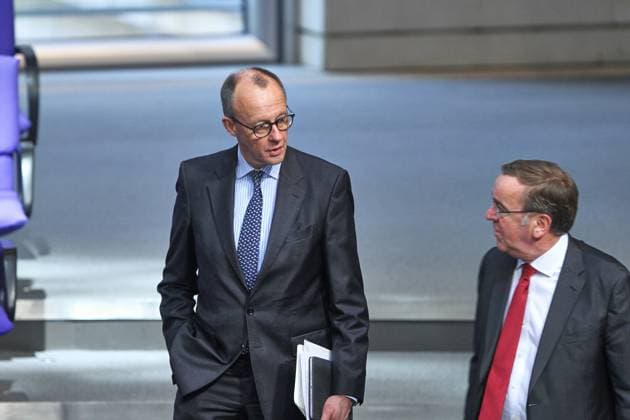 Berlin, Deutschland, 15.03.2024: Deutscher Bundestag: 158. Sitzung: (L-R) Bundesverteidigungsminister Boris Pistorius, SPD, und CDU-Chef Friedrich Merz, in einem kurzen Gespräch Copyright: xdtsxNachrichtenagenturx dts_58383