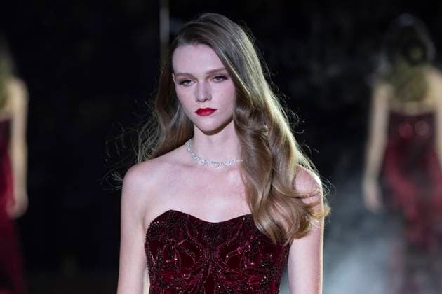 February 10, 2025, New York, New York, USA: A model walks runway for Pamella Roland runway show during New York Fashion Week Fall Winter 2025 at Rainbow Room at Rockefeller Center in New York on February 10, 2025 New York USA - ZUMAr339 20250210_znp_r339_076 Copyright: xLevxRadinx