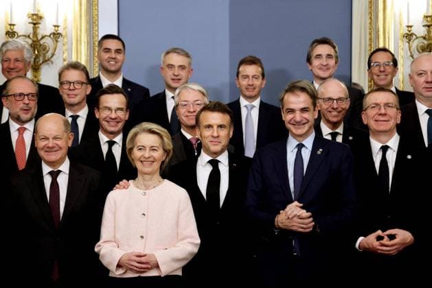 Bilder des Jahres 2025, News 02 Februar News Themen der Woche KW07 News Bilder des Tages Artificial Intelligence AI Action Summit State Dinner - Paris The French President, Emmanuel Macron, Ursula von der Leyen, President of the European Commission, Olaf Scholz, Federal Chancellor of Germany, Kyriákos Mitsotákis, Greek Prime Minister - Family photo as part of the working dinner with heads of state and government at the Palais de l Élysée during the Summit for Action on Artificial Intelligence (AI) in Paris on February 10, 2025. Photo by Dominique Jacovides Pool ABACAPRESS.COM Paris France  Copyright: xJacovidesxDominique Pool ABACAx