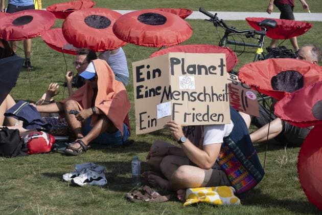 Verdi - Antikriegstag München Königsplatz. Mohnblumen - Kunstprojekt Walter Kuhn. Schild: Ein Planet, eine Menschheit, ein Frieden, München, Bayern, Deutschland, Europa Verdi - Anti-War Day Munich Königsplatz. Poppies - Walter Kuhn art project. Sign: One planet, one humanity, one peace, Munich, Bavaria, Germany, Europe Copyright: imageBROKER WernerxBachmeier iblbwj12349014.jpg