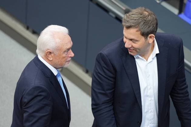 Generaldebatte im Deutschen Bundestag Wolfgang Kubicki (FDP) gemeinsam mit Lars Klingbeil (SPD) schreiten die beiden Politiker durch das Plenum bei der Generaldebatte bei der 212. Sitzung des Deutschen Bundestag in Berlin, 11.02.2025 Berlin Berlin Deutschland *** General debate in the German Bundestag Wolfgang Kubicki FDP together with Lars Klingbeil SPD the two politicians walk through the plenary during the general debate at the 212th session of the German Bundestag in Berlin, 11 02 2025 Berlin Berlin Germany