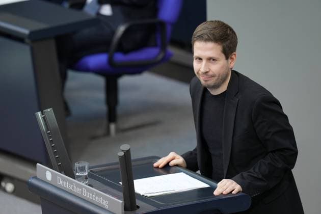 News Themen der Woche KW07 Generaldebatte im Deutschen Bundestag Kevin Kuehnert (SPD) im Portrait bei seiner vorerst letzten Rede im Parlament bei der 212. Sitzung des Deutschen Bundestag in Berlin, 11.02.2025 Berlin Berlin Deutschland *** General debate in the German Bundestag Kevin Kuehnert SPD in portrait during his last speech in parliament for the time being at the 212th session of the German Bundestag in Berlin, 11 02 2025 Berlin Berlin Germany