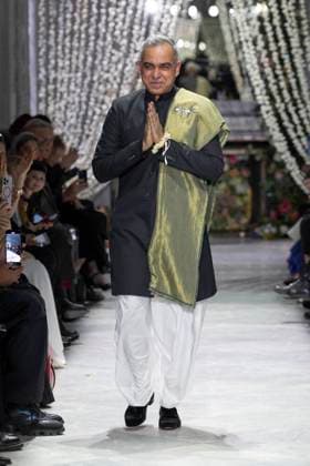 Défilé de mode Bibhu Mohapatra collection automne hiver 2025 2026 lors de la Fashion Week de New York Fashion Designer Bibhu Mohapatra on the runway at the Bibhu Mohapatra fashion show during New York Fashion Week at The Pierre Hotel on February 10, 2025 in New York City New York Etats Unis  Copyright: xAgencex xBestimagexAgencex xBestimagex
