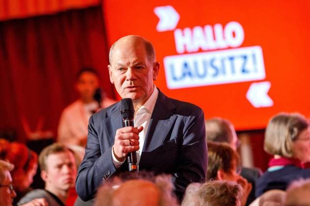 News Themen der Woche KW07 News Bilder des Tages Olaf Scholz in Cottbus DEU Deutschland Brandenburg Cottbus, 11.02.2025, Bundeskanzler Olaf Scholz (SPD) spricht bei einer Wahlkampfveranstaltung in Cottbus. Unter dem Motto Olaf Scholz im Gespraech hat die Cottbuser Bundestagsabgeordnete Maja Wallstein (SPD) zu der Veranstaltung mit dem Kanzler eingeladen. Die Bundestagswahl findet am 23. Febraur 2025 statt. Als amtierender Bundeskanzler ist Olaf Scholz der Kanzlerkandidat der SPD. *** Olaf Scholz in Cottbus DEU Germany Brandenburg Cottbus, 11 02 2025, Federal Chancellor Olaf Scholz SPD speaks at an election campaign event in Cottbus Under the motto Olaf Scholz in conversation, Cottbus member of the Bundestag Maja Wallstein SPD has invited to the event with the Chancellor The Bundestag e AF_IMG_82984