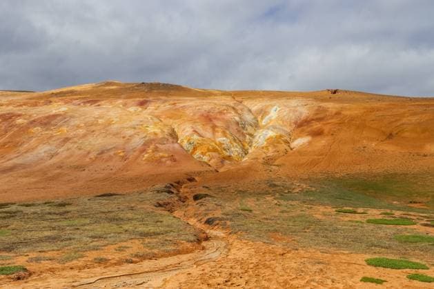 Creative Highlights World Rhyolithgebirge und Geothermalgebiet mit Fumarolen und Schlammtöpfen, die bunte Hänge in Island bilden *** Rhyolite Mountains and Geothermal area with Fumaroles and Mud pots, the Bunte Hangings in Iceland form 1127141971