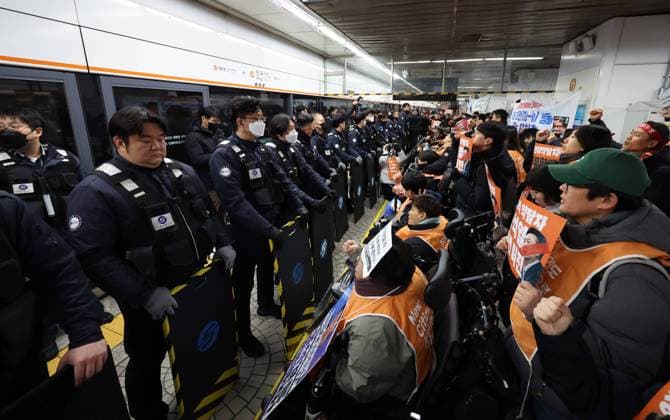 Bilder des Jahres 2025, News 02 Februar News Themen der Woche KW07 News Bilder des Tages Rally for disabled people s rights Rally for disabled people s rights Members of Solidarity Against Disability Discrimination confront police officers at a subway station in Seoul on Feb. 12, 2025, as they stage a die-in to protest discrimination against people with disabilities and call for the government to increase funding for the enhancement of their rights. (Yonhap) 2025-02-12 09:06:50 < 1980-2025 YONHAPNEWS AGENCY. .> ¼­¿ïÆ¯º°½Ã EDITORIAL USE ONLY  Copyright: xx PYH2025021201840031500 YonhapxNewsx yonphotos237990