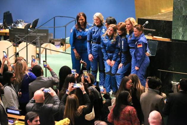 Bilder des Jahres 2025, News 02 Februar News Themen der Woche KW07 News Bilder des Tages UNO in New York, Veranstaltung zum Internationalen Tag der Frauen und Mädchen in der Wissenschaft February 11, 2025, New York, New York, USA: Female Astronauts from around the world pose together in the General Assembly Hall as part of International Women in Science Day. The event coined: Uplifting Women in STEM was sponsored by the Polish Mission and European Union. Held by 17 female astronauts, the focus was to highlight the contributions of women and girls in science, and the importance of providing protection from gender-based violence and gender discrimination. New York USA - ZUMAo116 20250211_znp_o116_080 Copyright: xBiancaxOterox
