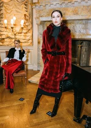February 11, 2025, New York, New York, United States: Model at the Dennis Basso Fall Winter 2025 Presentation at The Columbus Foundation in New York. Dinara Khairova Zuma Press February 11, 2025. New York United States - ZUMAp281 20250211_zea_p281_039 Copyright: xPhotoxImagexPressx