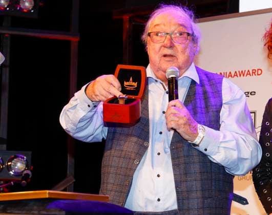 Award winner Jacki Schwarz at the 17th ASKANIA Award ceremony at the Quatsch Comedy Club Berlin