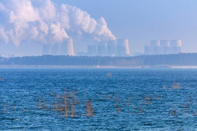 Cottbuser Ostssee DEU Deutschland Brandenburg Cottbus, 11.02.2025, Cottbuser Ostsee mit Kraftwerk Jaenschwalde. Durch Flutung des ehemaligen Braunkohletagebaus Cottbus-Nord entsteht der Cottbuser Ostsee.. Der zukuenftige Cottbuser Ostsee wird gegenwaertig durch das Lausitzer Bergbauunternehmen LEAG geflutet - bis Mitte der 2020er Jahre entsteht ein 1900 Hektar grosser See am Rand der Stadt Cottbus. Zum Jahresende 2024 war erstmalig der Endwasserstand des Sees erreicht. Vereinzelt stehen noch Baeume und Straeucher im Wasser, nach der frostigen Nacht sind diese mit Eis ueberzogen. *** Cottbus Baltic Sea DEU Germany Brandenburg Cottbus, 11 02 2025, Cottbuser Ostsee with Jaenschwalde power plant The Cottbuser Ostsee is being created by flooding AF_CB_Ostsee_2025_54548