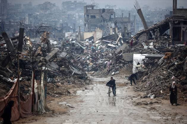 Bilder des Jahres 2025, News 02 Februar News Themen der Woche KW07 News Bilder des Tages Daily Life In Gaza, Palestine Palestinians walk through the destruction caused by the Israeli air and ground offensive in Jabalia refugee camp in the northern Gaza Strip on February 12, 2025, on a rainy day. Gaza Palestine  Copyright: xMajdixFathix originalFilename: fathi-notitle250212_npDt6.jpg