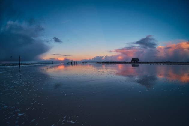 Breiter Strand von Sankt Peter-Ording bei Sonnenuntergang Wide beach of Sankt Peter-Ording during sunset. High quality photo Copyright: xZoonar.com FlorianxKundex 22719390